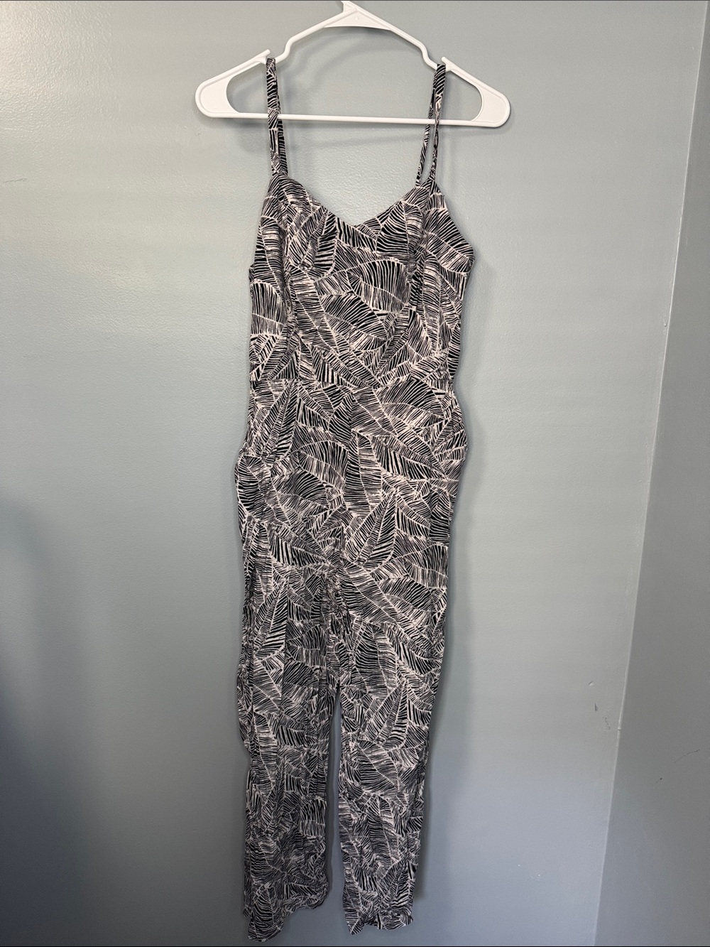 Old Navy Women’s Black/White Leaf-Print Spaghetti-Strap Jumpsuit Sz M